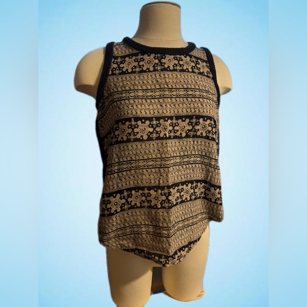 Sleeveless patterned top